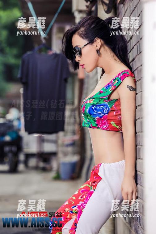 AISS爱丝(钻石版) - 看看陈雅漫穿礼服的样子，跟原图比起来，她还要加点滤镜吗？
