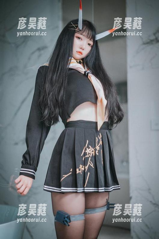 看！Aram(아람)的短裙更新了——这波套图全靠她的气场撑着！