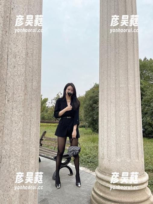 微密圈 - 听说July芝岚最新图册里的蕾丝裙油亮得不得了，你看了吗？
