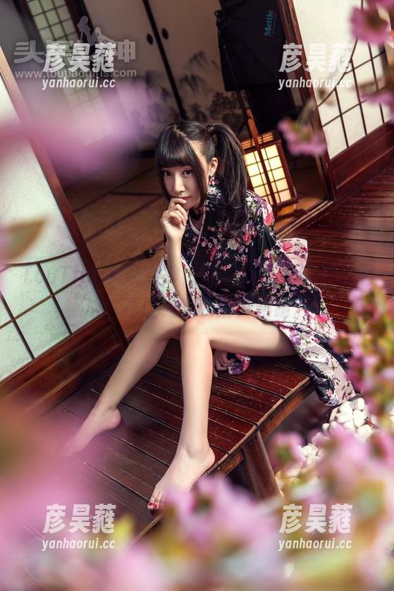 TouTiao头条女神 - 看，梁芮溪短裙的魔法，真让人难以挪开眼睛。