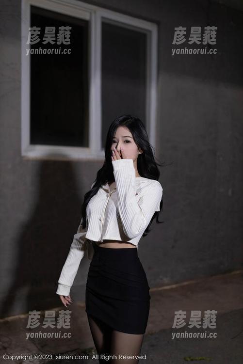 Xiuren秀人网 - 宝宝甜的校服剧场，光影交错，无圣光，一点不见教室里的那种天真。