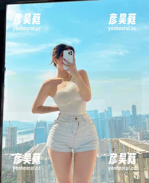 微密圈 - 无意中看到安妮yoo的泳装图片，脑海中全是海风吹拂的画面，好想冲去海边！
