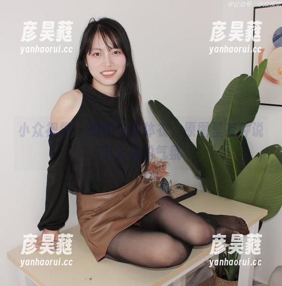 小众视觉 - 悦悦与连体衣，原图里有种说不上来的气氛
