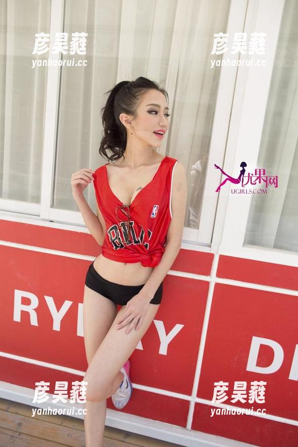 尤果网 - 小琪的套装图包：准备好迎接模特肚子在你家环境里的回响了吗？