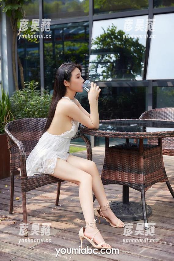 尤蜜荟-菲儿 尤蜜荟 - 高清海边写真,菲儿仿佛在和海鸥聊天?