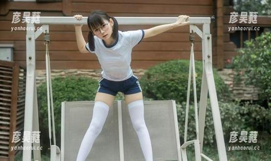 幼水铃衣的户外精选，难道她和树叶约会了？