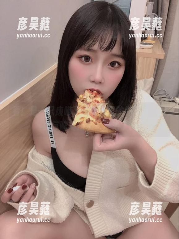 看！是一只废喵了在夏天里的懒洋洋，丝袜与啤酒搭配也是绝了。