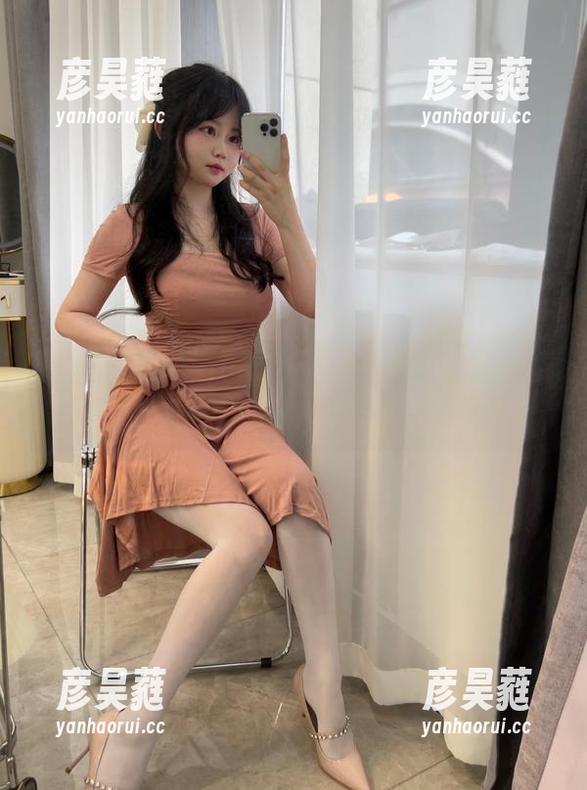是依酱呀vs.黑色皮裙，图集给你意想不到的碰撞！