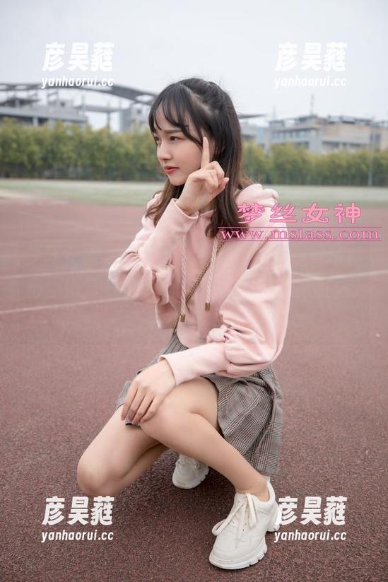 梦丝女神 - 静下来，看灵灵的明星脸写真集，别急着走，可能还会有“不小心”留白！