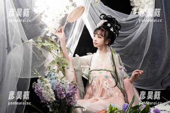 爆机少女喵小吉 一张爆机少女喵小吉的厨娘写真集,下载后你就能附身做饭了哦?!