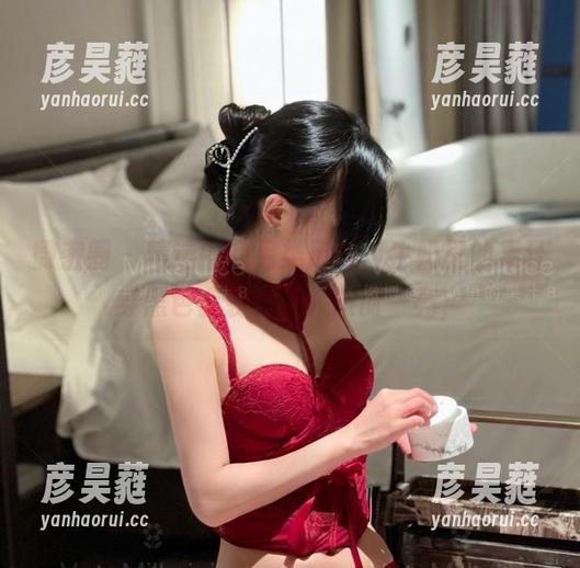 微密圈 - 精选中的另类风格，牛奶里的果汁穿黑色套装真让人眼前一亮；
