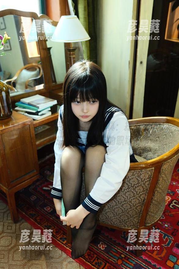 白莉爱吃巧克力的全集写真：打工女仆，莫名让我想起了那些年的职场趣事…