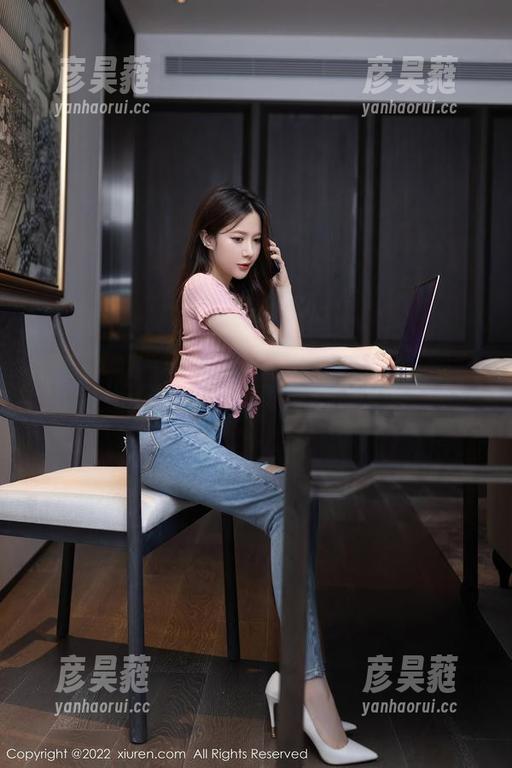 秀人网 - 悠悠YOYO的私拍套图：在每一处风景下，漫不经心的温柔
