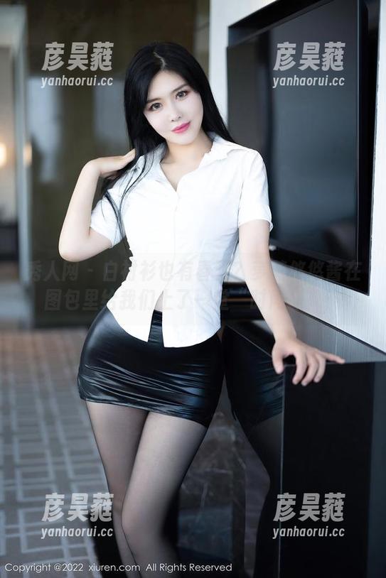 秀人网-萝莉悠悠酱 秀人网 - 白衬衫也有春天?萝莉悠悠酱在图包里给我们上了一堂“时尚课”!
