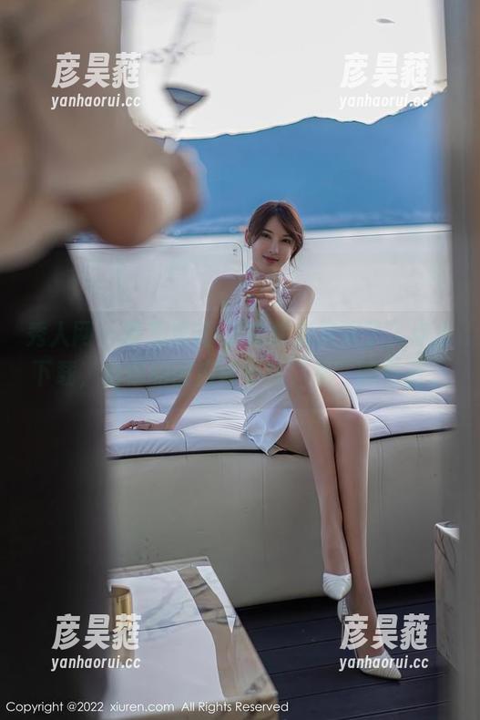 秀人网 - 略显戏谑-顾楚楚美足来了，点击下载，给你的图库添点儿“足”的色彩。