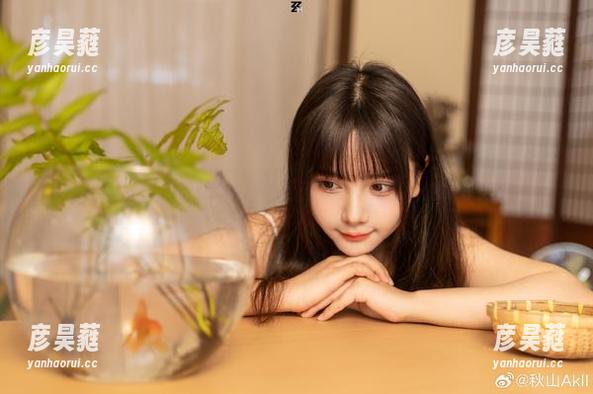 秋山AkI这里办公也太理解我了，写真和原图的微妙交错。