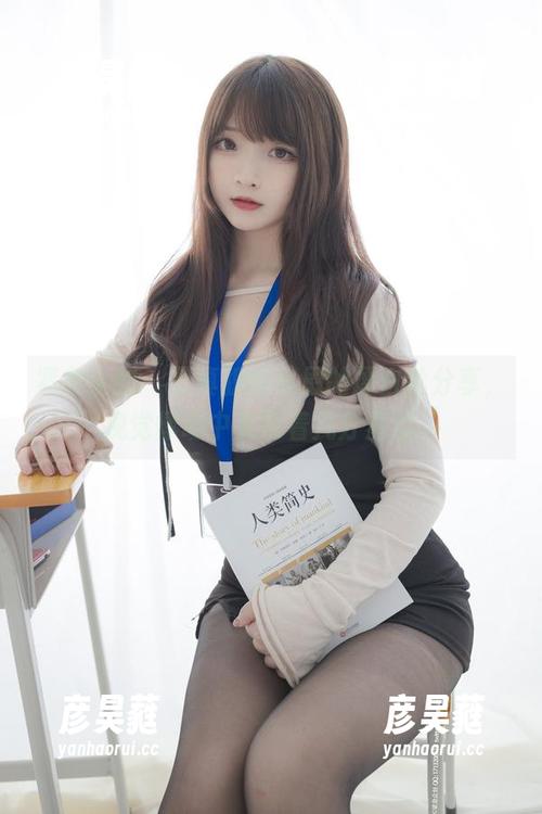 紧急企划-小恩 紧急企划 - 写真貌似小恩的厚白丝分享,视觉悸动中夹杂着几分羞涩。