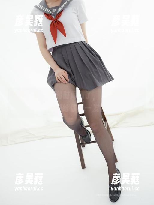 紧急企划 - 福利时间到了，小恩的图集中美脚给你来一发。