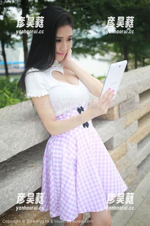 美媛馆 - 王馨瑶yanni最新套图：海边的自拍和海鸥的对视，谁更抢镜？