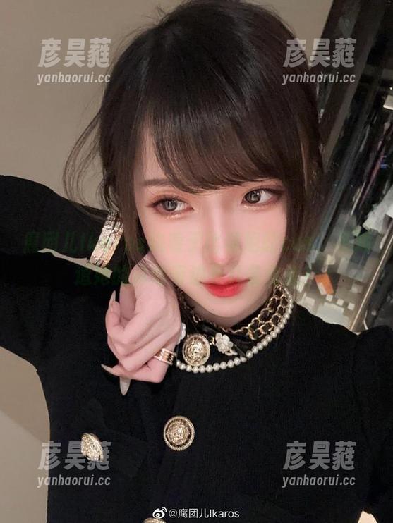 腐团儿Ikaros执着于比基尼的cos，不知道她的泳池旁边有几条金鱼？