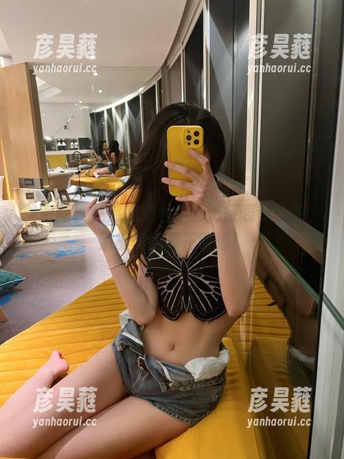 微密圈 - 红底高跟私拍：葛征表示注意，别被美腿晃花眼啦！