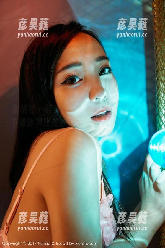 蜜桃社 - 萌美Moemi在教室，这一刻比下课铃声还美妙（写真集让人怦然一动，原图轻描淡写走心）。
