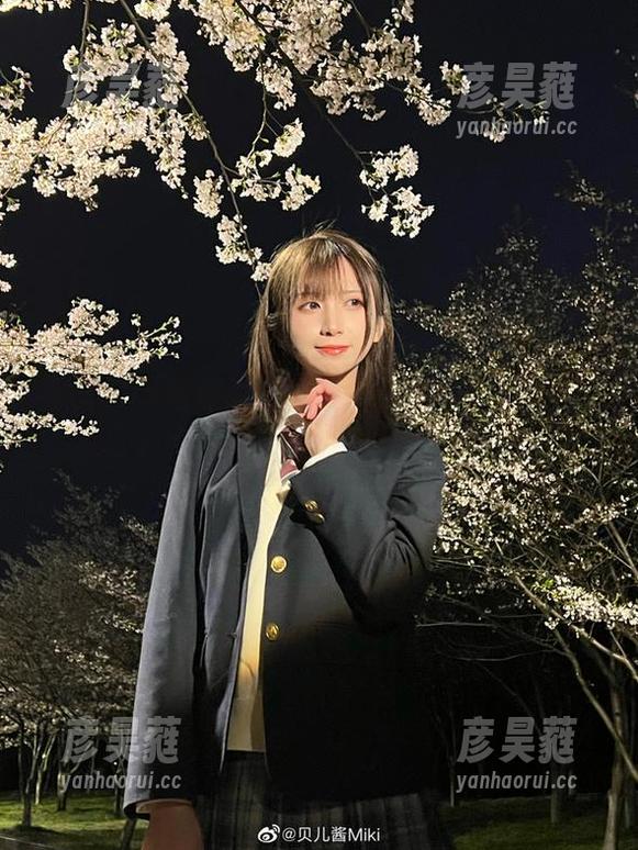 春梅COS遭遇贝儿酱Miki，突然觉得花瓣都瑟瑟发抖？