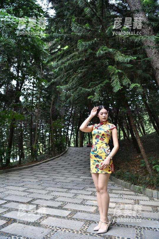 魔镜街拍 - 高清捕捉：婷婷白色吊带裙与黑丝袜的奇妙碰撞，腿长得让人有点懵