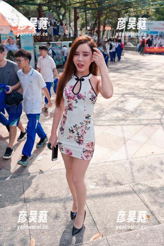 魔镜街拍 - 楼楼的最新写真集已经在这里，白色连衣裙又甜又酷，更新后可不止这点小心机哦！