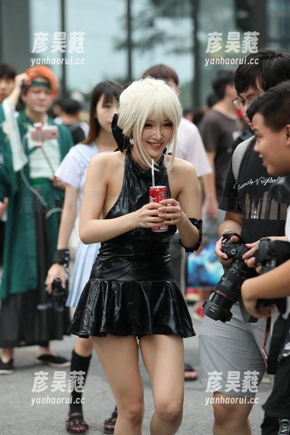 魔镜街拍套图更新：当紧身瑜伽遇上城市风～